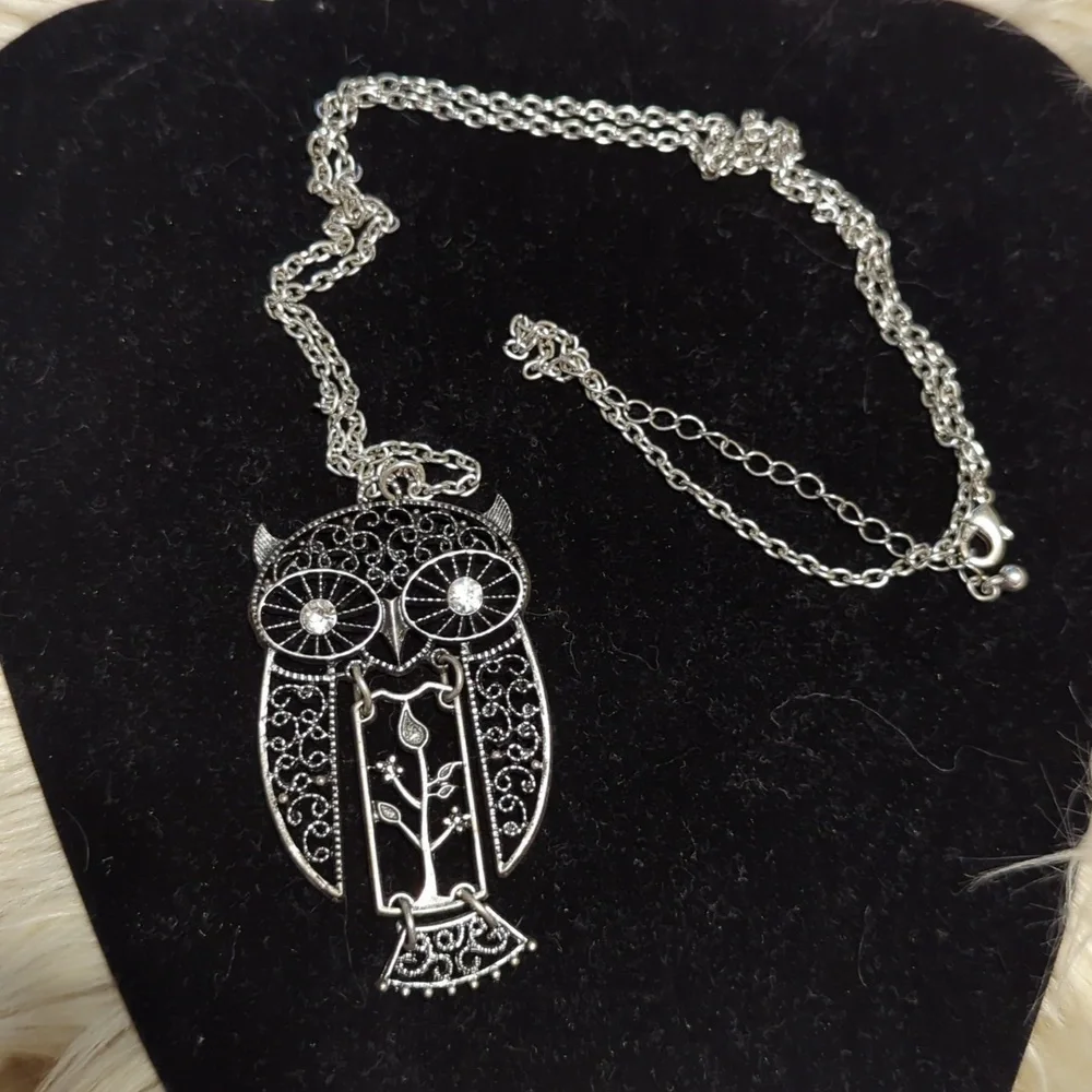 Silver owl necklace with rhinestone bling eyes - Picture 3 of 3